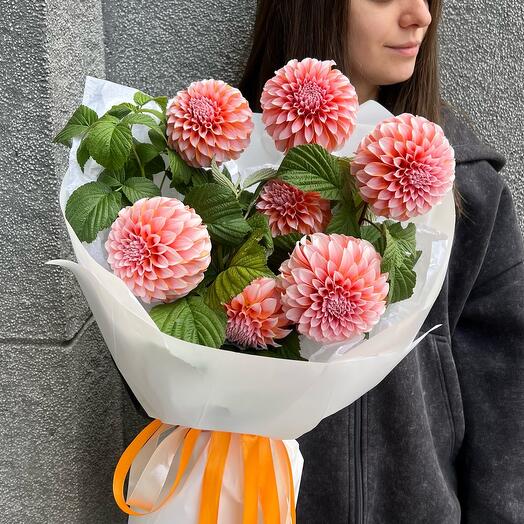 Моно букет «Peaches and cream» (Пичес) в коробке: георгин 7 шт, малина