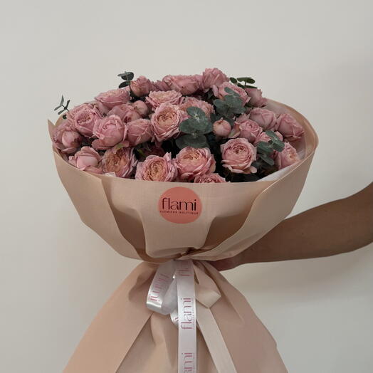 Кустовые пионовидные розы с эвкалиптом