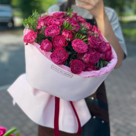 Моно букет из алых кустовых роз