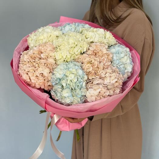 Пышный букет из девяти гортензий