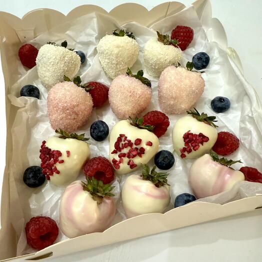 Клубника в белом и розовом шоколаде