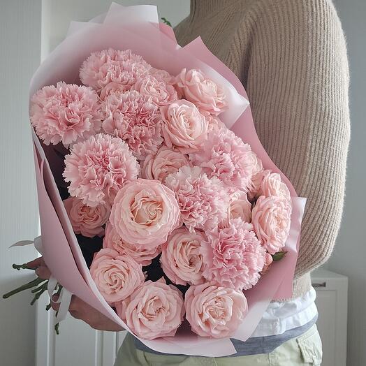 Букет из кустовых пионовидных роз сорта Мадам Бомбастик и гвоздик