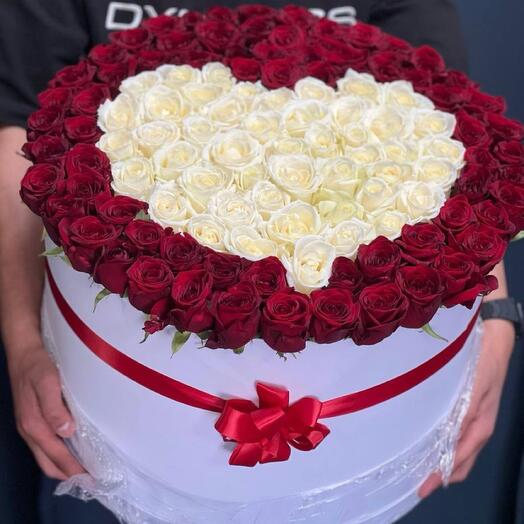 101 роза микс в шляпной коробке
