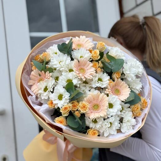 Авторский букет с герберами, кустовыми розами, хризантемой, эвкалиптом