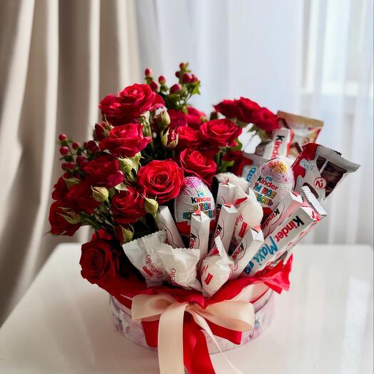 Коробочка с розами и любимыми сладостями Kinder