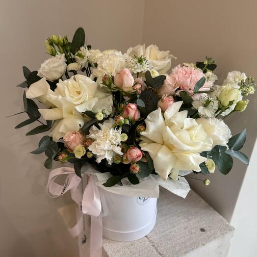 Коробка с белыми французскими розами