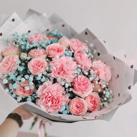 Авторский букет сочетающий нежнейшие розы, гвоздику и воздушную гипсофилу