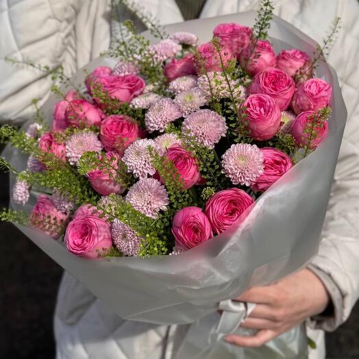 Микс букет кустовых пионовидных роз и хризантемы сантини с зеленью 🌺
