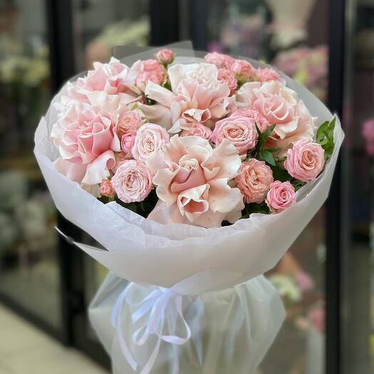 Сборный букет с Французской и кустовой розой