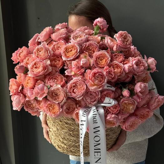 Большая корзина с кустовыми розами сорта «Джульетта»