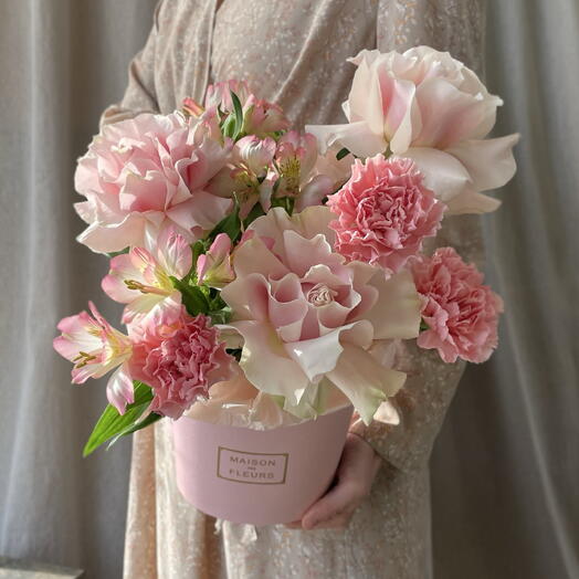 Композиция из роз, альстромерий и диантусов