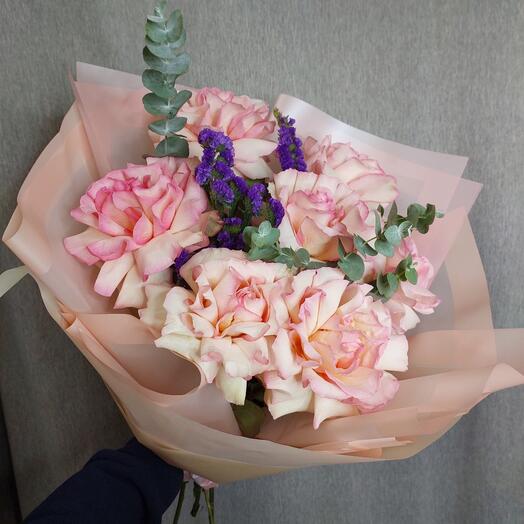 Букет из французских роз,эвкалипта, розовой статицы