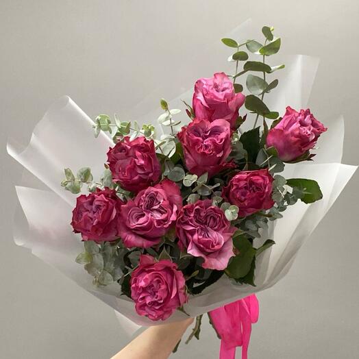 Букет пионовидных роз и эвкалипта