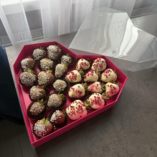 Клубника в молочном и белом шоколаде в коробке форме сердца