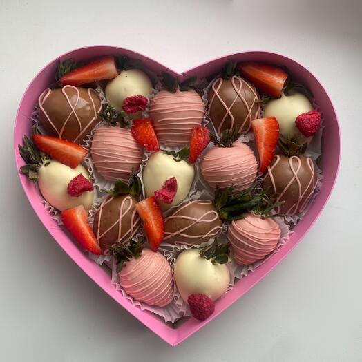 Клубника в шоколаде «love is