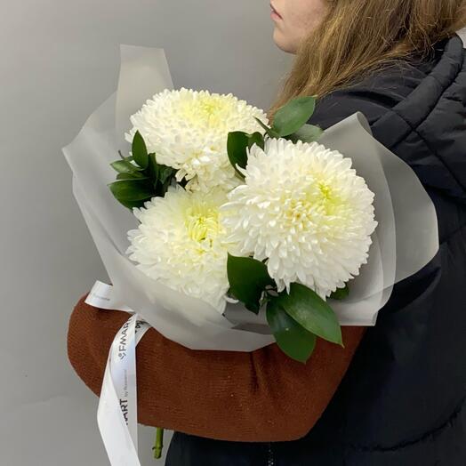 Милый монобукет из хризантемы одноголовой и рускуса