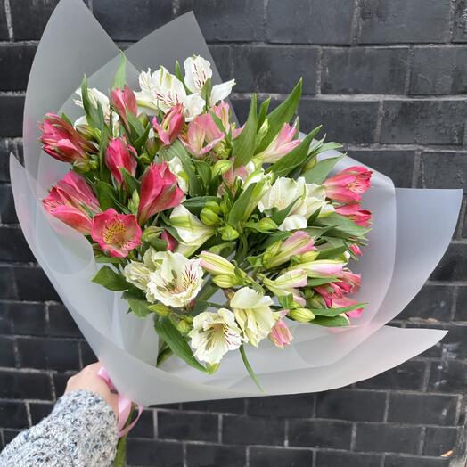 Букет из 11 альстромерий в матовой упаковке