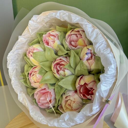 Букет из зефирных бело-розовых тюльпанов с желтыми полосочками