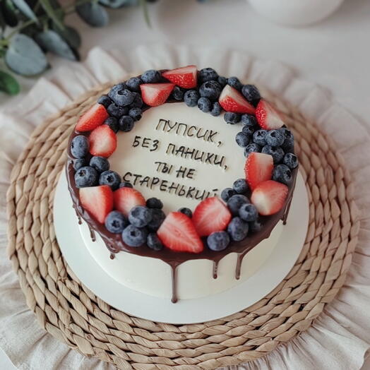 Торт на 8-10 порций с клубникой и голубикой и с надписью