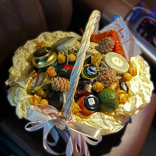 «Изобилие» Корзина с черной и красной икрой, красной рыбой и крабом