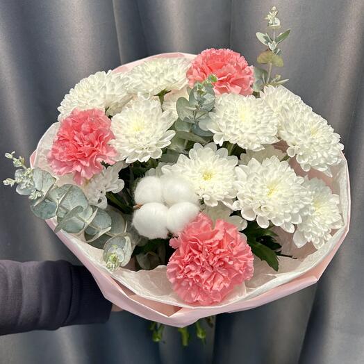 Букет с диантусом, хризантемой кустовой, хлопком и эвкалиптом. N1