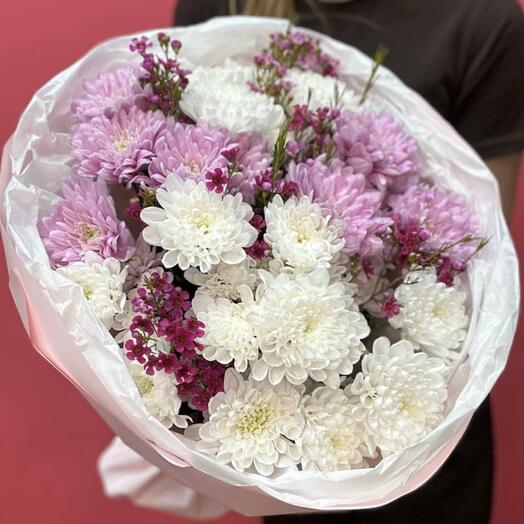 Букет из хризантем с хамелациумом