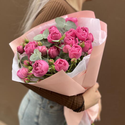🌸 Яркий букет "PERVOЦВЕТ" из 7 пионовидных Кустовых роз Misty Bubbles и эвкалипт в стильном оформлении