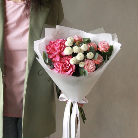 WOW-Букет с яркими французскими пионовидными розами и хризантемой