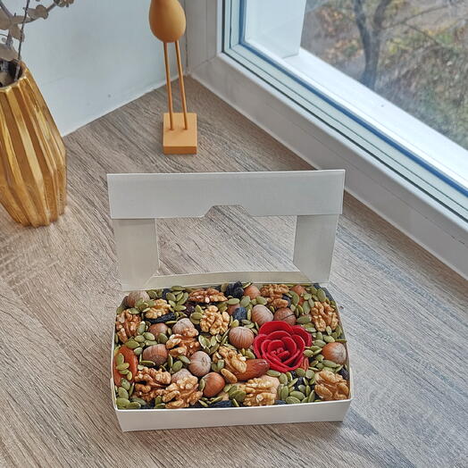 Коробка с орехами и сухофруктами