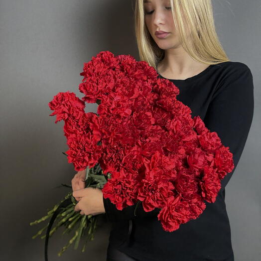 50 красных гвоздик