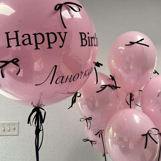 Globo gigante rosa Feliz cumpleaños con lazos negros y 6 globos pequeños