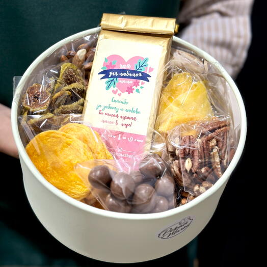 Чай, сухофрукты и сладости в подарочном наборе "Любимой маме"
