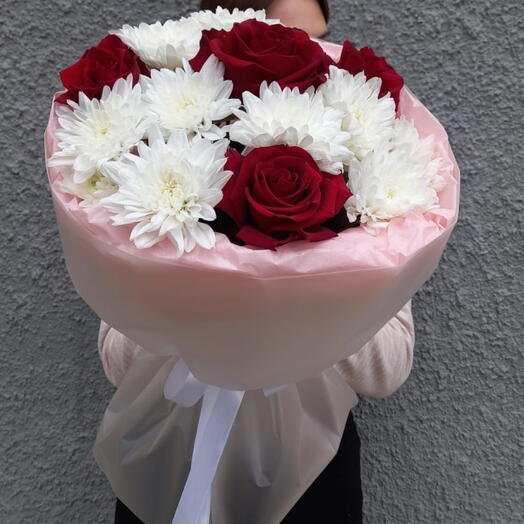Классика из красных роз и хризантем 🌹♥️