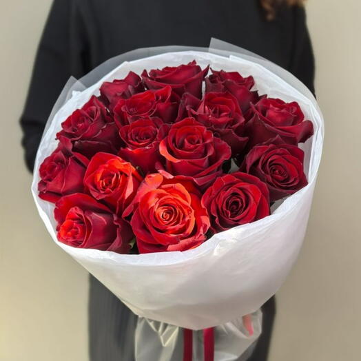15 красных роз (Эквадор) в оформлении 💕