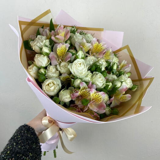 Букет из кустовых роз