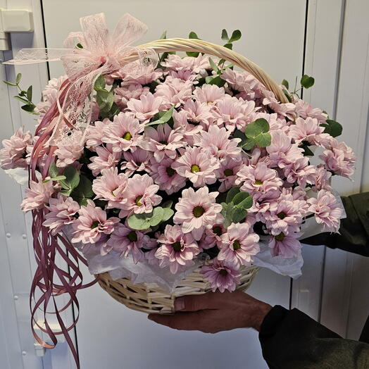 Корзина с цветами хризантема кустовая розовая ромашка