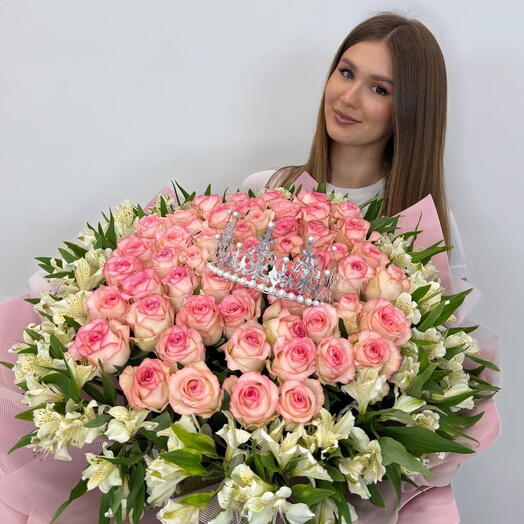 Композиция с бело-розовой розой и альстромерией М