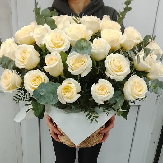 Корзина с пионовидной розой сорта Канделайт