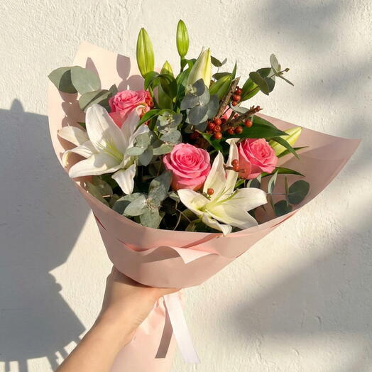 Авторский букет Нежность и Страсть из роз и лилий