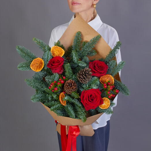 Новогодний Букет из Ели, Красных Роз и ягод
