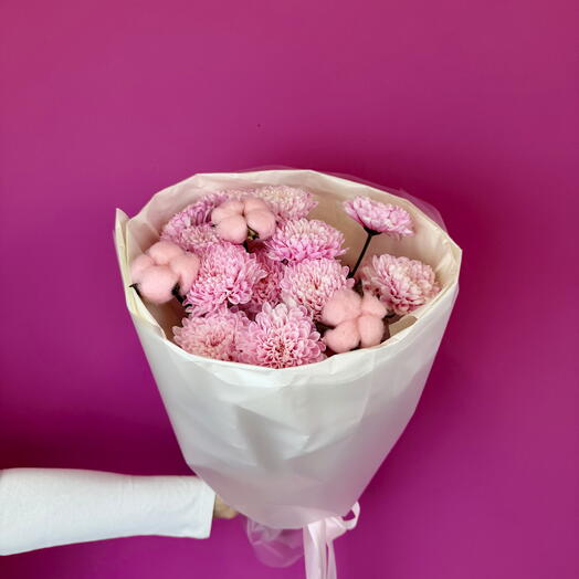 Букет из хризантемы с розовым хлопком