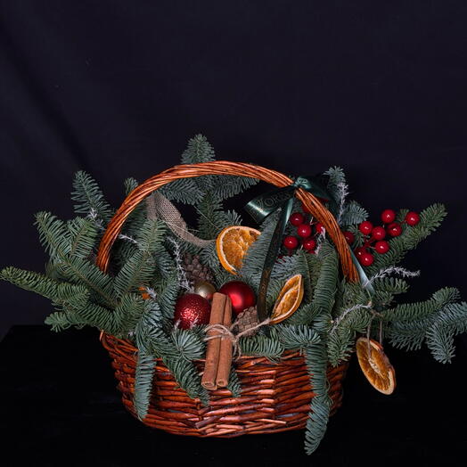 Корзина с апельсинами и корицей