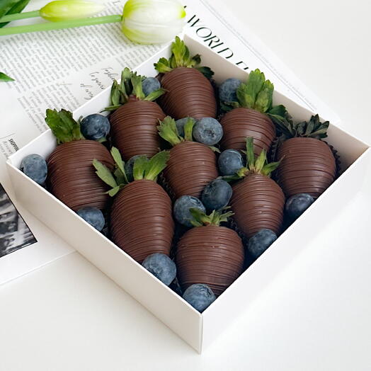 Клубника в молочном шоколаде с голубикой 9-12 ягод