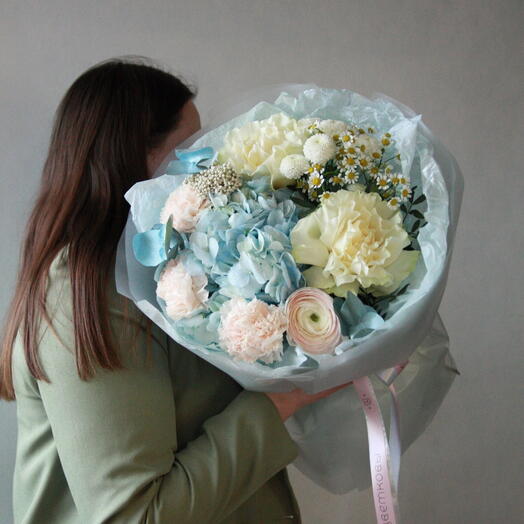Букет с голубой гортензией, ранункулюсом, ромашками и французскими розами