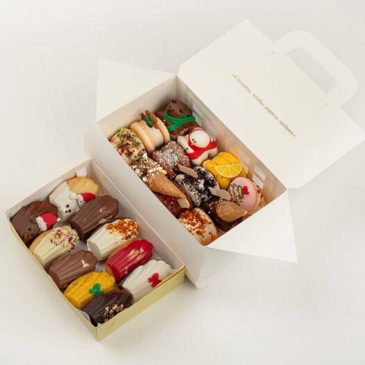 "Double Box Fidelio" с макаронсами и мадленами