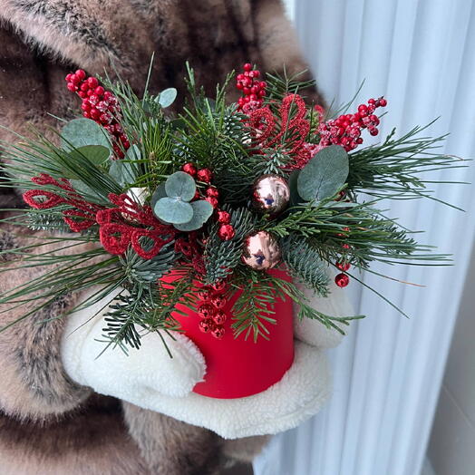 Новогодняя коробочка с нобилисом и красными игрушками