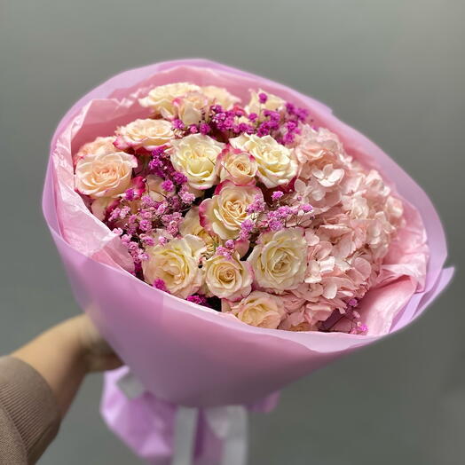 Букет из гортензии, кустовых роз и гипсофилы в розовых оттенках