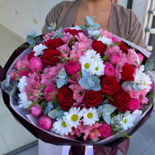 Воздушный букет из пионовыидных кустовых роз