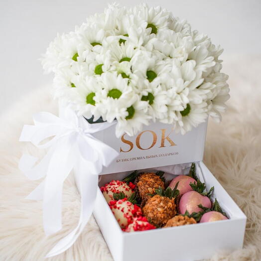 Шкатулка с ромашковыми хризантемами и клубникой в шоколаде 9 шт