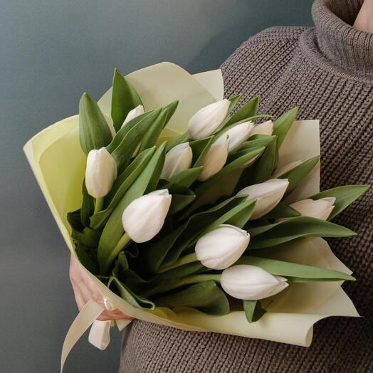 Букет 15 белых тюльпанов